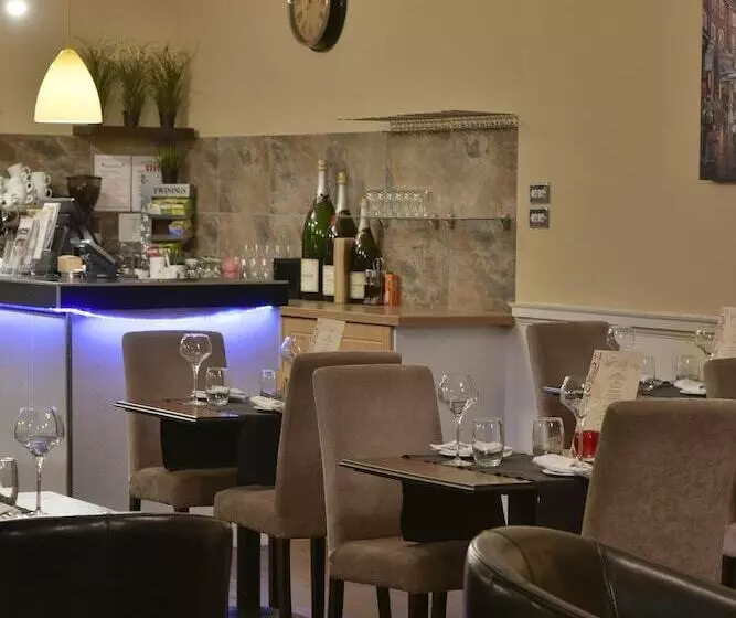 酒店 Crown & Mitre