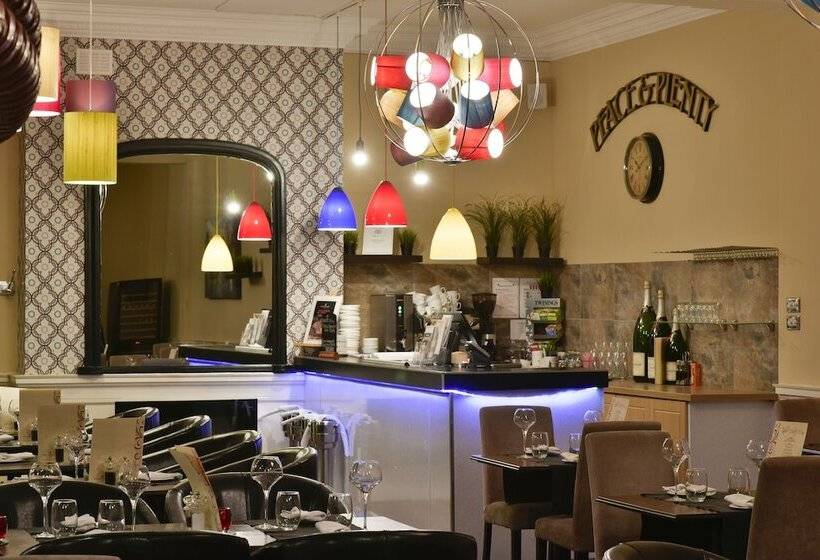 فندق Crown & Mitre