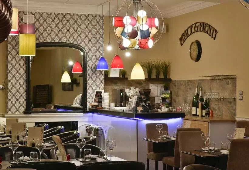 酒店 Crown & Mitre