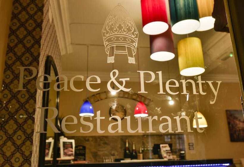 فندق Crown & Mitre