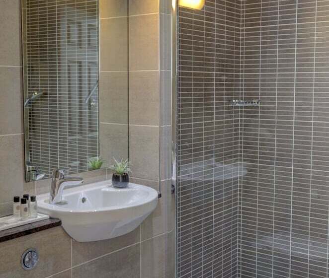 فندق Crown & Mitre