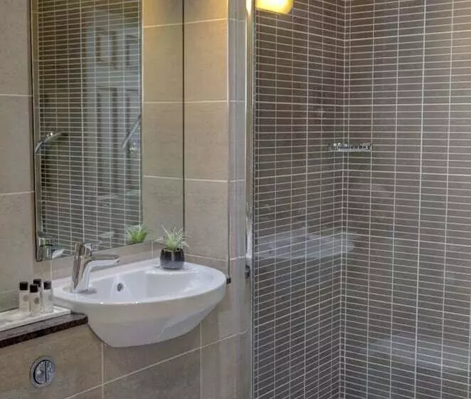 酒店 Crown & Mitre