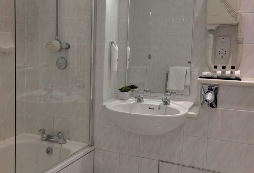 فندق Crown & Mitre