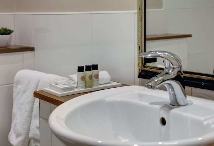 فندق Crown & Mitre