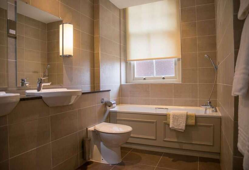 فندق Crown & Mitre