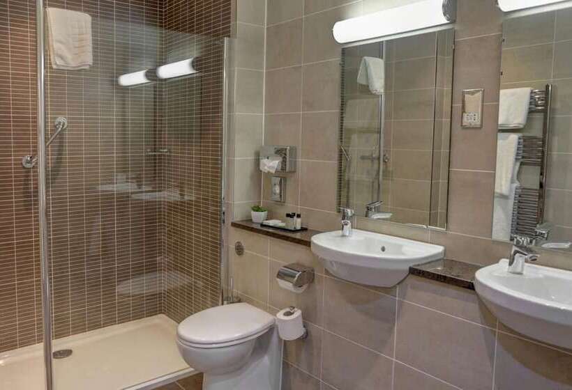 فندق Crown & Mitre