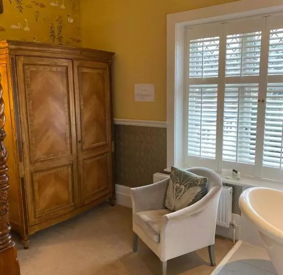 هتل Langtry Manor