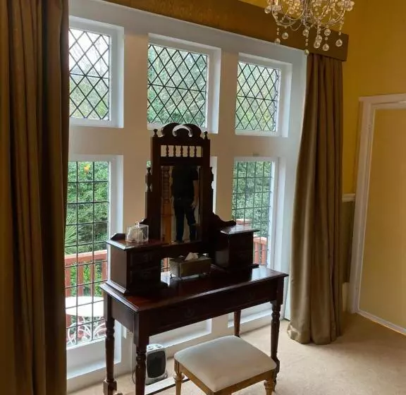 هتل Langtry Manor