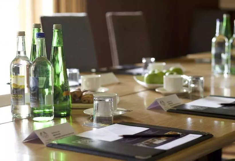 ホテル The Bear Of Rodborough