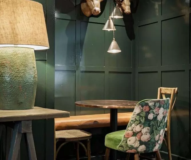 ホテル The Bear Of Rodborough