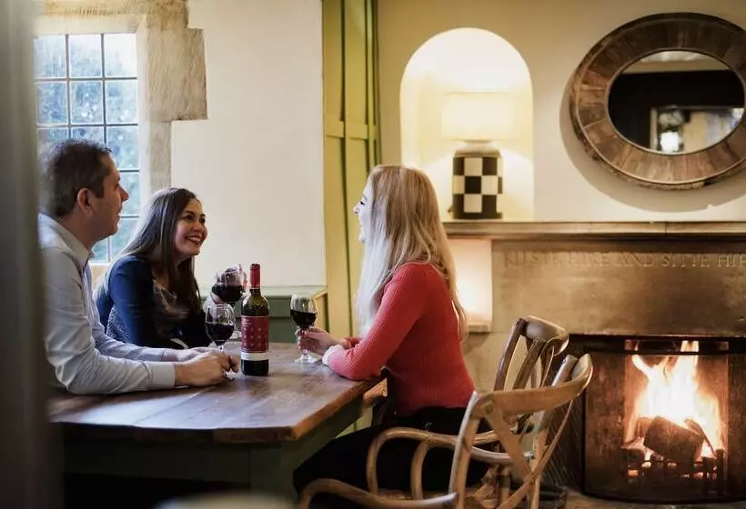 ホテル The Bear Of Rodborough