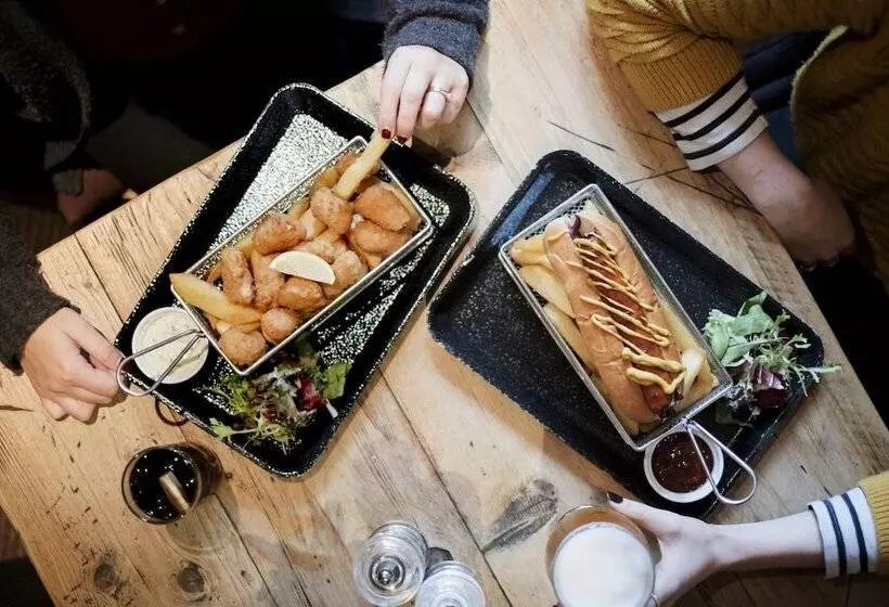 ホテル The Bear Of Rodborough