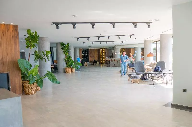 هتل Blue Sky City Beach