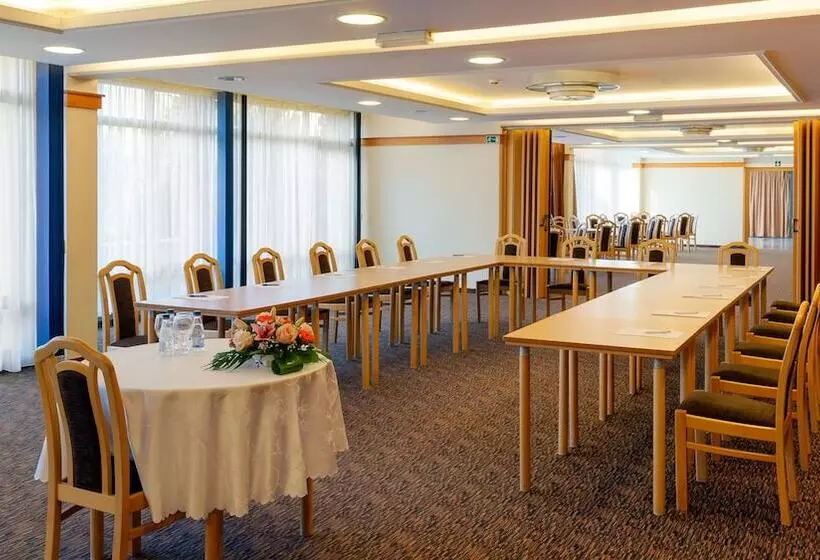 Отель Eger & Park