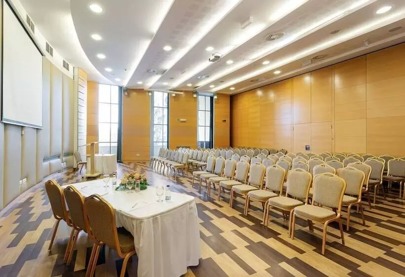 Отель Eger & Park