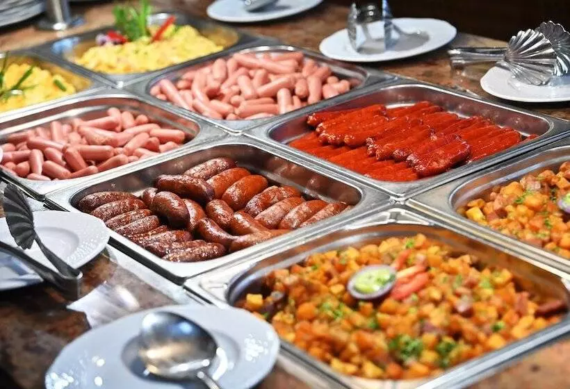 Отель Eger & Park