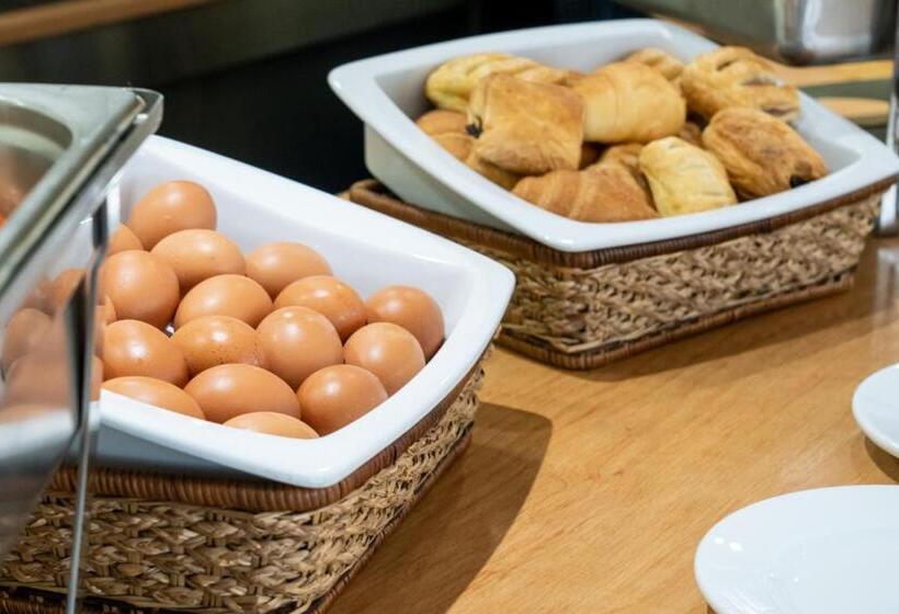 בית מלון כפרי Four Seasons