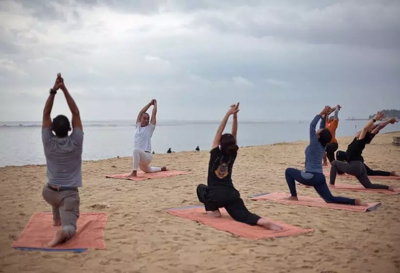 Отель Bali Beach