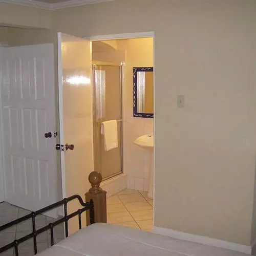 هتل Bar B Barn Beach