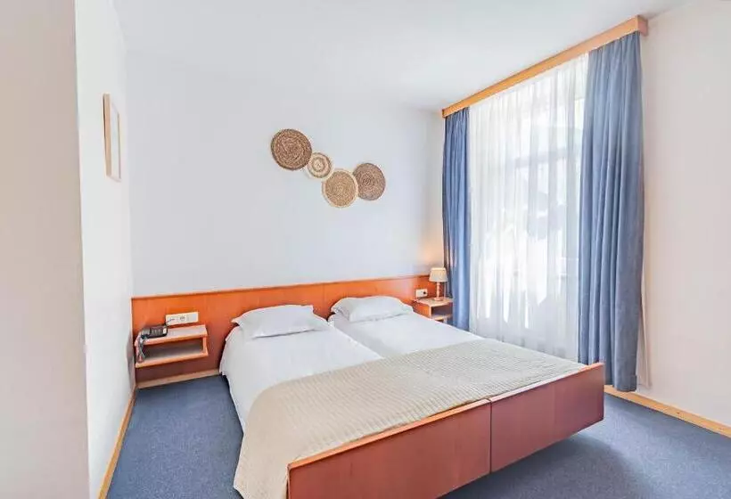 هتل Hôtel Le Petit Poète