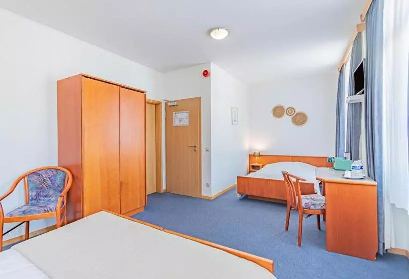 هتل Hôtel Le Petit Poète