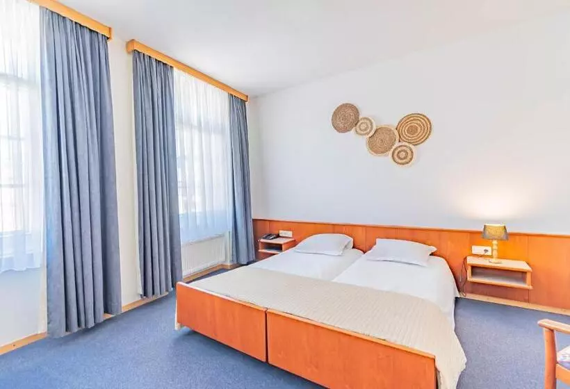 هتل Hôtel Le Petit Poète