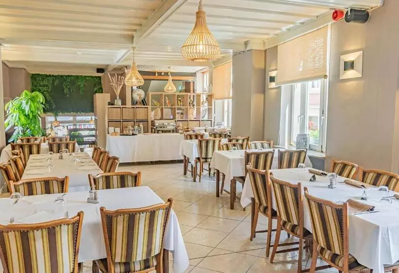 هتل Hôtel Le Petit Poète