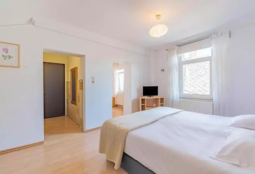 هتل Hôtel Le Petit Poète