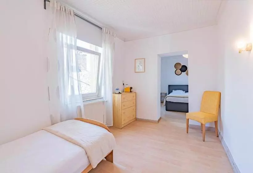 هتل Hôtel Le Petit Poète