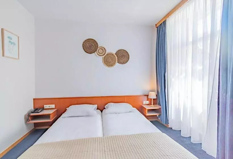 هتل Hôtel Le Petit Poète