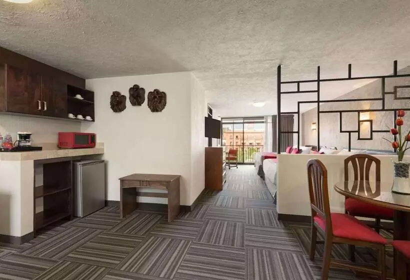 Hotel Ramada Plaza By Wyndham Leon