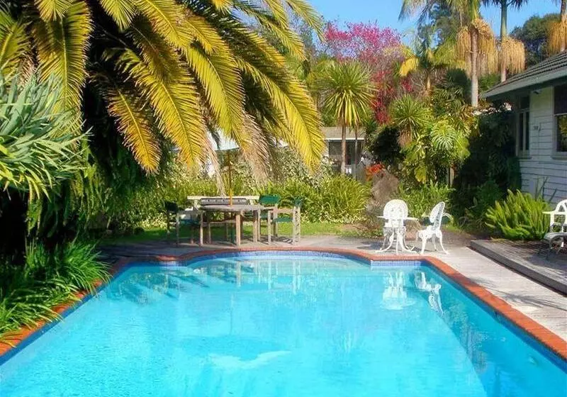 Colonial House Motel