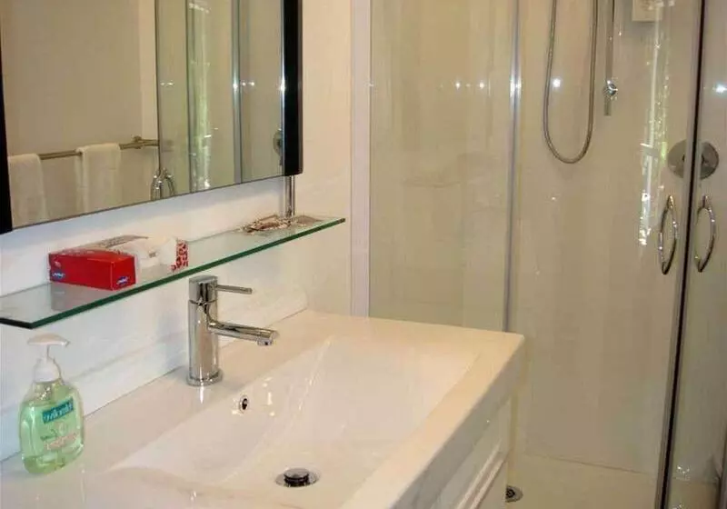 Colonial House Motel