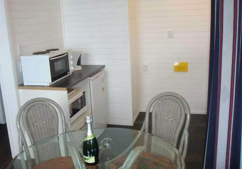 Colonial House Motel