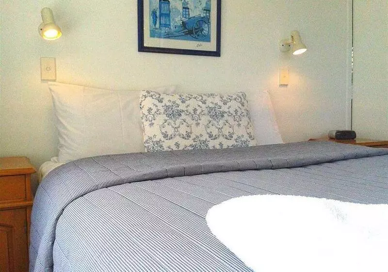 Colonial House Motel