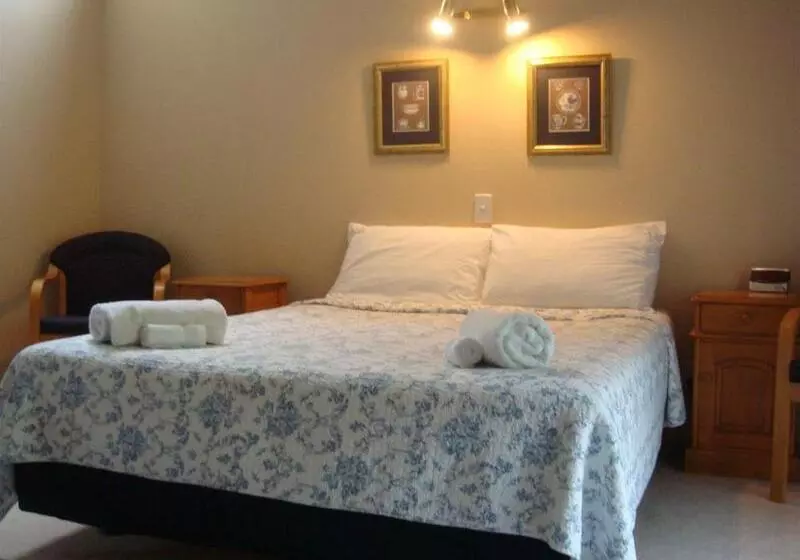 Colonial House Motel