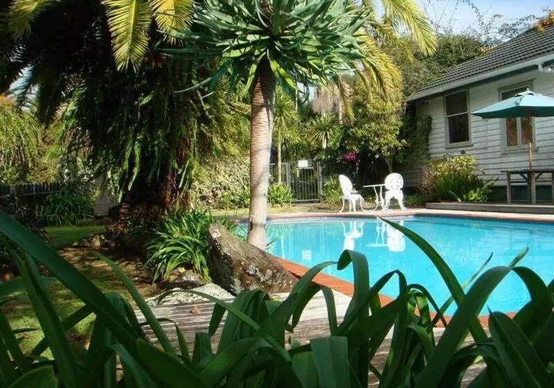 Colonial House Motel