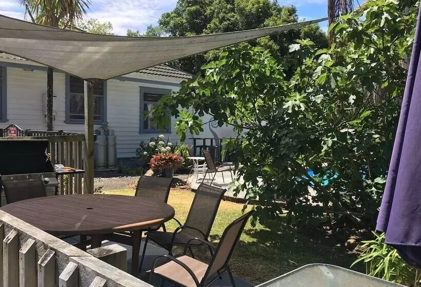 Colonial House Motel