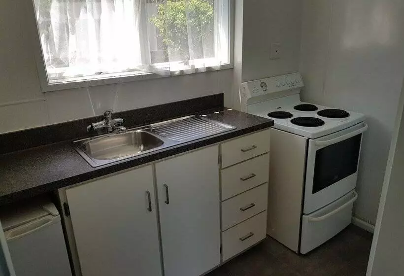 Courtesy Court Motel