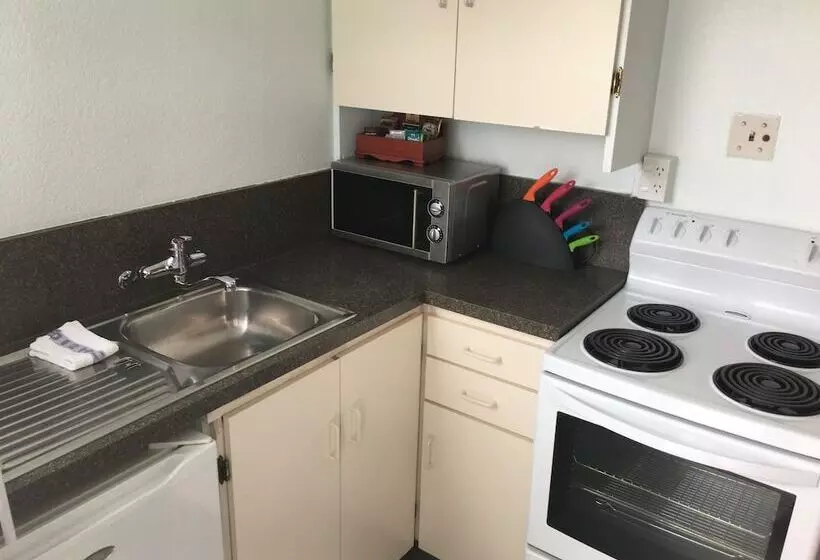 Courtesy Court Motel