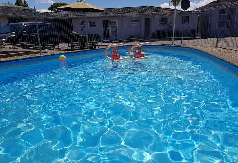 Courtesy Court Motel