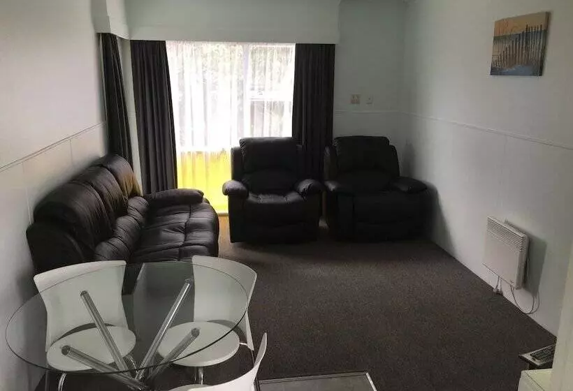 Courtesy Court Motel