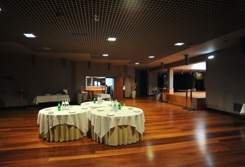 هتل Axis Vermar Conference & Beach