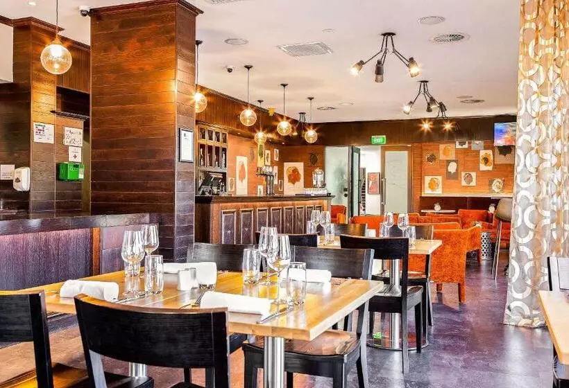 Elms Christchurch, Ascend Hotel Collection