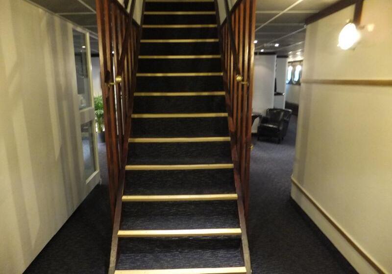 هتل Mälardrottningen Yacht