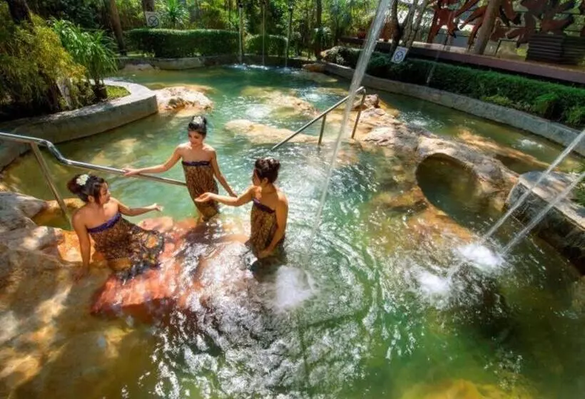 호텔 River Kwai Village