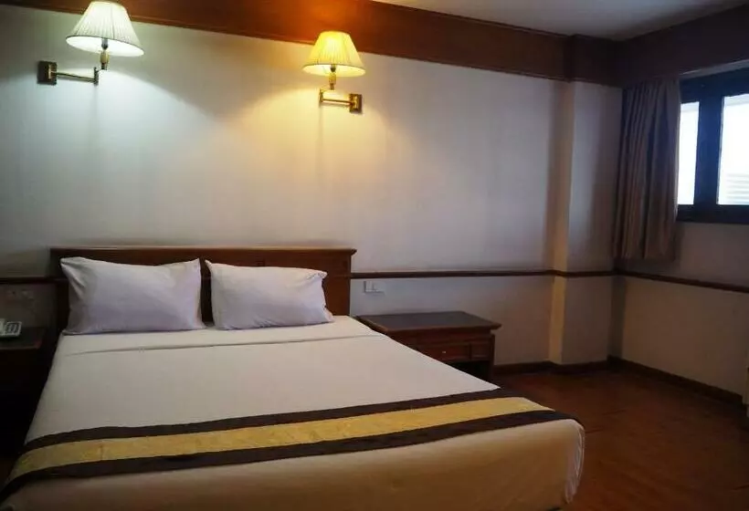 Отель Sripattana