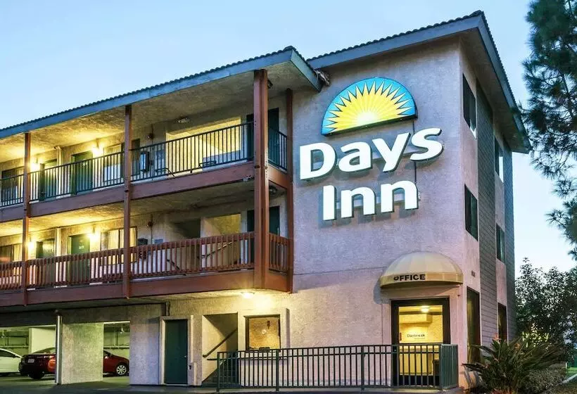 בית מלון כפרי Days Inn By Wyndham Anaheim West