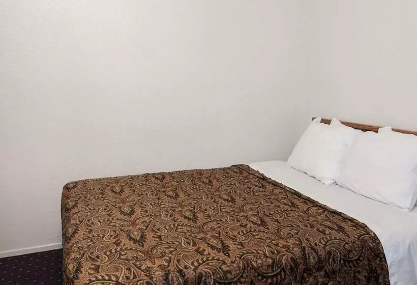 בית מלון כפרי Days Inn By Wyndham Anaheim West