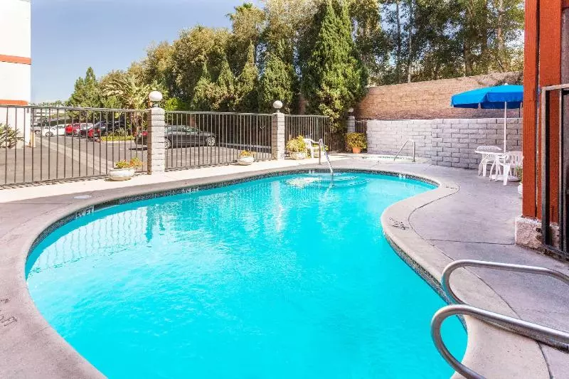 בית מלון כפרי Days Inn By Wyndham Anaheim West